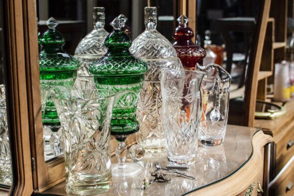 Historia y evolución de la decoración artesanal de cristal y porcelana