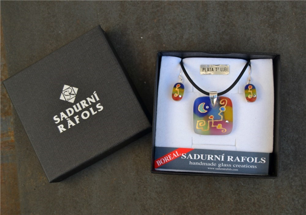 Set of glass necklace and earrings.